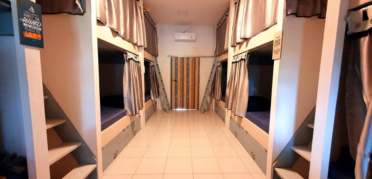 Tiny Room Hostel Toyapakeh 외부 사진
